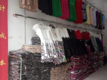 成都服裝、鞋帽、箱包跳樓貨低價批發指南 庫存尾貨助力擺攤開店